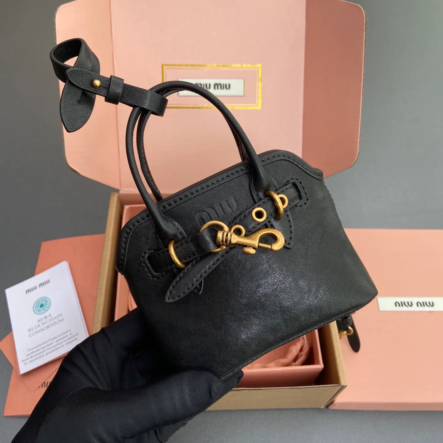 p920【Special grade hardware original leather】~Adventure Nappa sheepskin leather pendant/crossbody bag~Vegetable tanned leather black This pendant can be decorated with other accessories and has a unique style. Can be worn cross-body. Decorated with an embossed logo for an added signature touch. - Lace-up closure - Embossed letter logo - Lined Dimensions: w12.5×h10×5cm Number: _5BG037