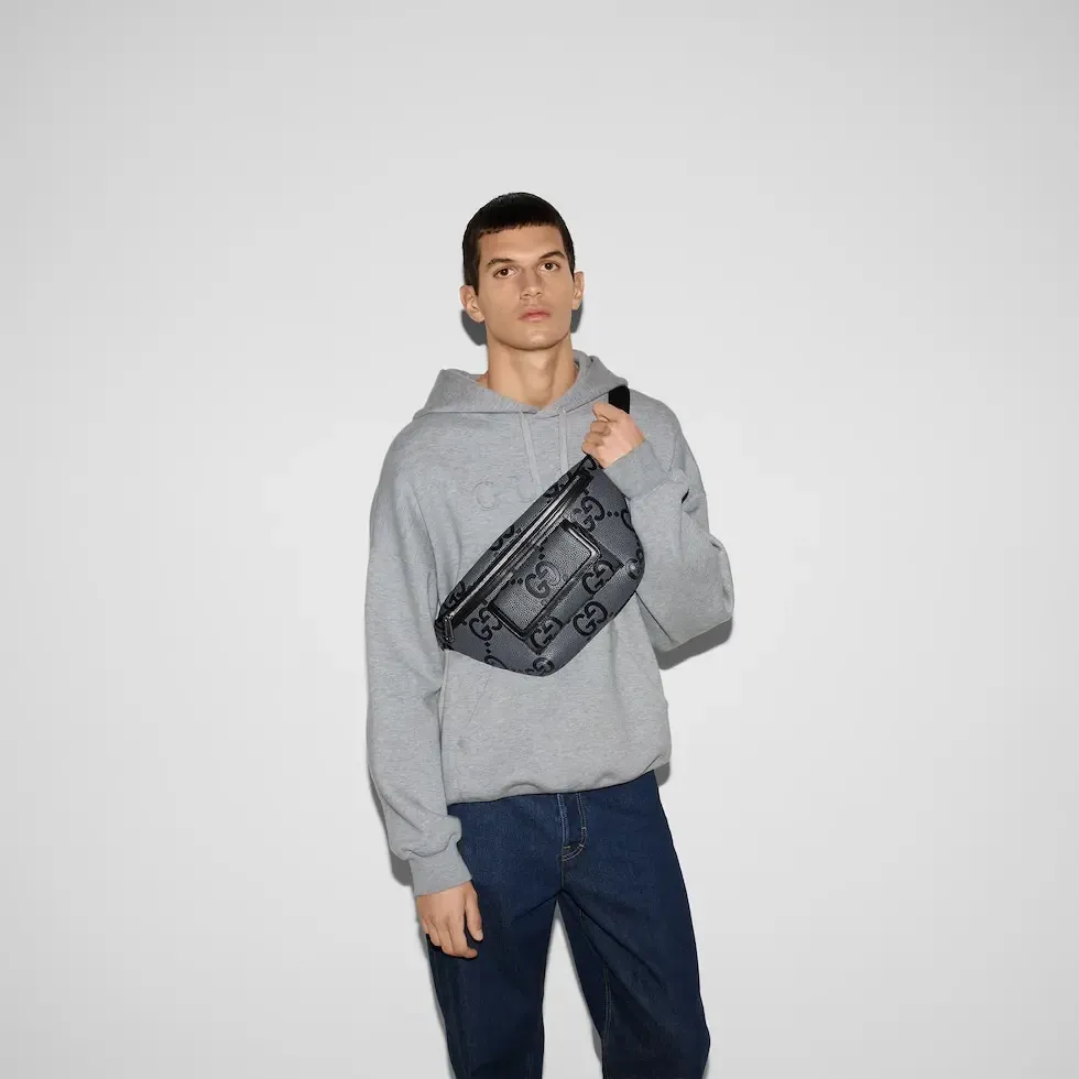 p1180. 💕"With full set of original counter packaging" 💕[New Product] The 2025 early spring series continues the super double G design, with ingenuity and new grain texture. As a new interpretation of the initials of Mr. Guccio Gucci, the double G pattern is presented in an oversized size to create an enduring charm of the brand logo. This gray and black belt bag is crafted from classic calf leather and features a front pocket and an adjustable belt. Gray and black Super Double G grained cow leather Black cow leather trim Cotton and linen blend lining Front magnetic pocket Zip closure Adjustable waistband Model: 645093. Dimensions: 28cm (width) x 18cm (height) x 8cm (depth) Weight: about 0.56kg Color: gray lychee/original leather. Made in Italy