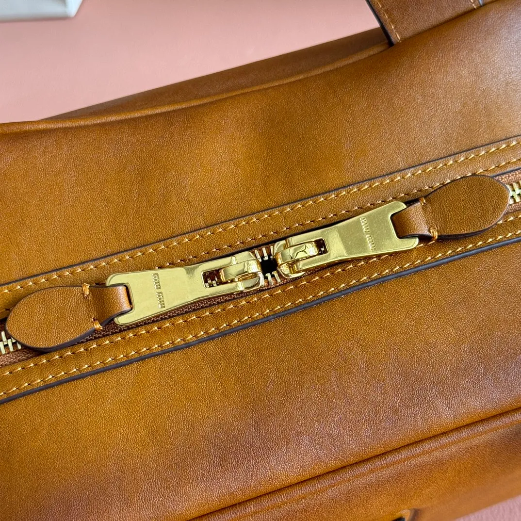 p1500💋💋💋【Original leather configuration counter complete package】Cow leather medium handbag No.: 5BB182_2IEO_F0041_V_M00 Compact and versatile, this new interpretation of the handbag features a flat handle, an elegant logo on the front and the subtle sheen of soft cow leather, embodying the refined spirit of Miu Miu. ●With handles ●Gold hardware ·Zipper closure ·Lined, double zip pockets ●Front engraved logo Width: 28 cm, Height: 15 cm, Length: 13 cm