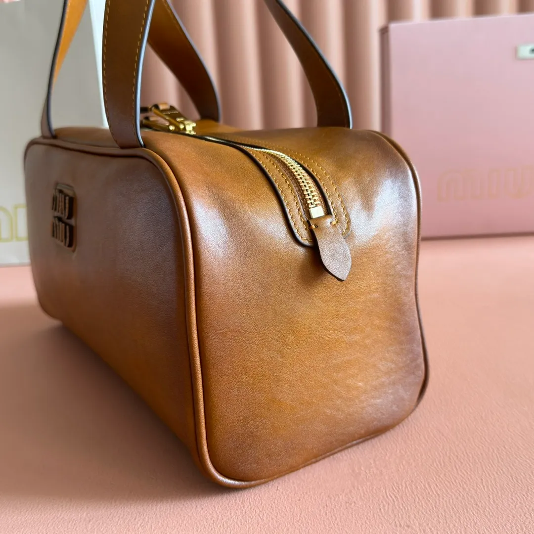 p1500💋💋💋【Original leather configuration counter complete package】Cow leather medium handbag No.: 5BB182_2IEO_F0041_V_M00 Compact and versatile, this new interpretation of the handbag features a flat handle, an elegant logo on the front and the subtle sheen of soft cow leather, embodying the refined spirit of Miu Miu. ●With handles ●Gold hardware ·Zipper closure ·Lined, double zip pockets ●Front engraved logo Width: 28 cm, Height: 15 cm, Length: 13 cm
