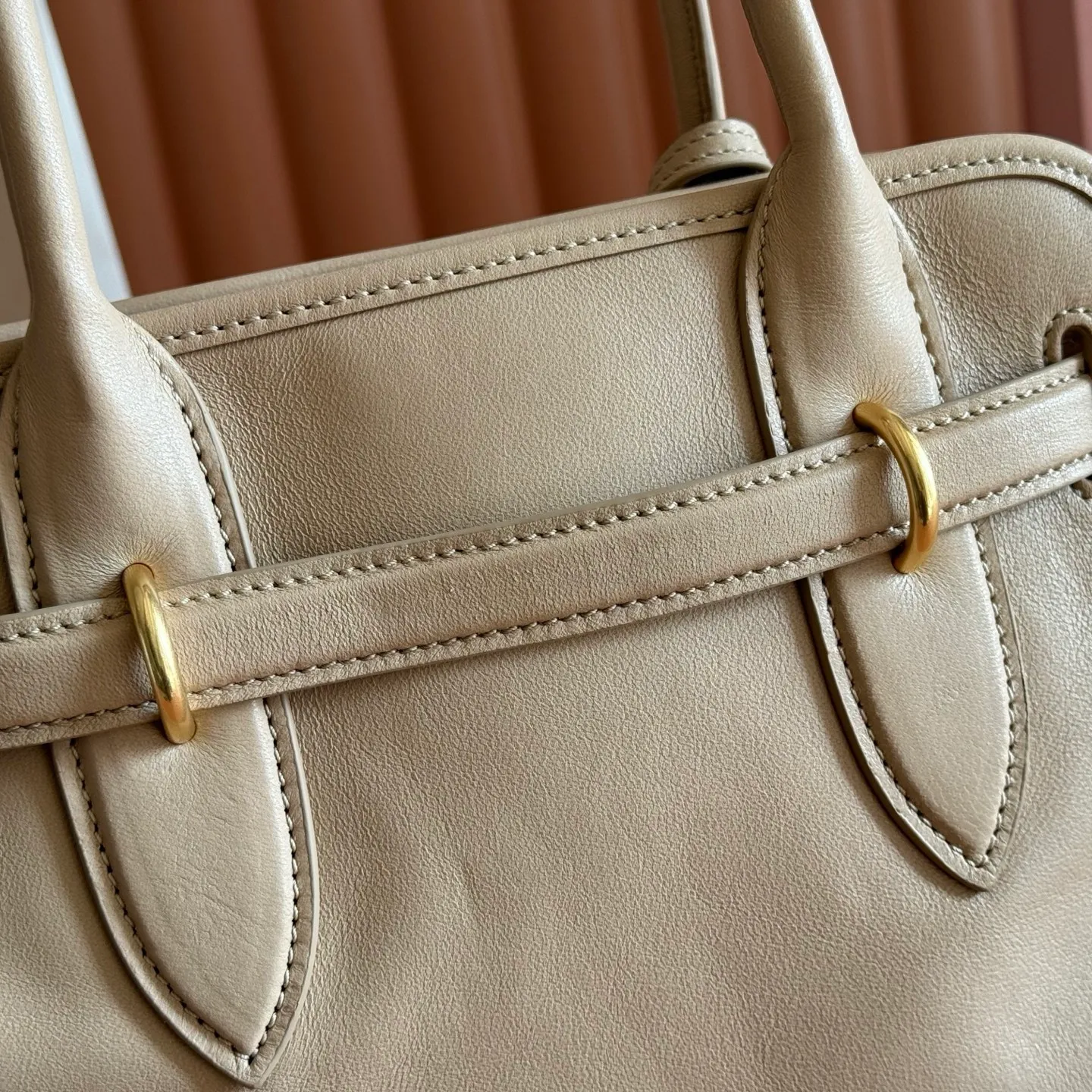 p1700💋💋💋【Configured with full counter packaging】Aventure bags show simple and casual charm. Reinterpreting classic lines, this soft Nappa variant displays a versatile and practical attitude, enhanced by refined and exclusive details. The adventure nappa leather handbag is inspired by the MIU archive design. The structure has been adjusted to make it lighter and has a new personality. It is decorated with an embossed letter logo to add a signature element. Antique gold hardware, linen blend lining, zipper pocket and patch pocket, long wrist suitable for use as a handbag or shoulder, 5ba292 size 22X 30X10cm