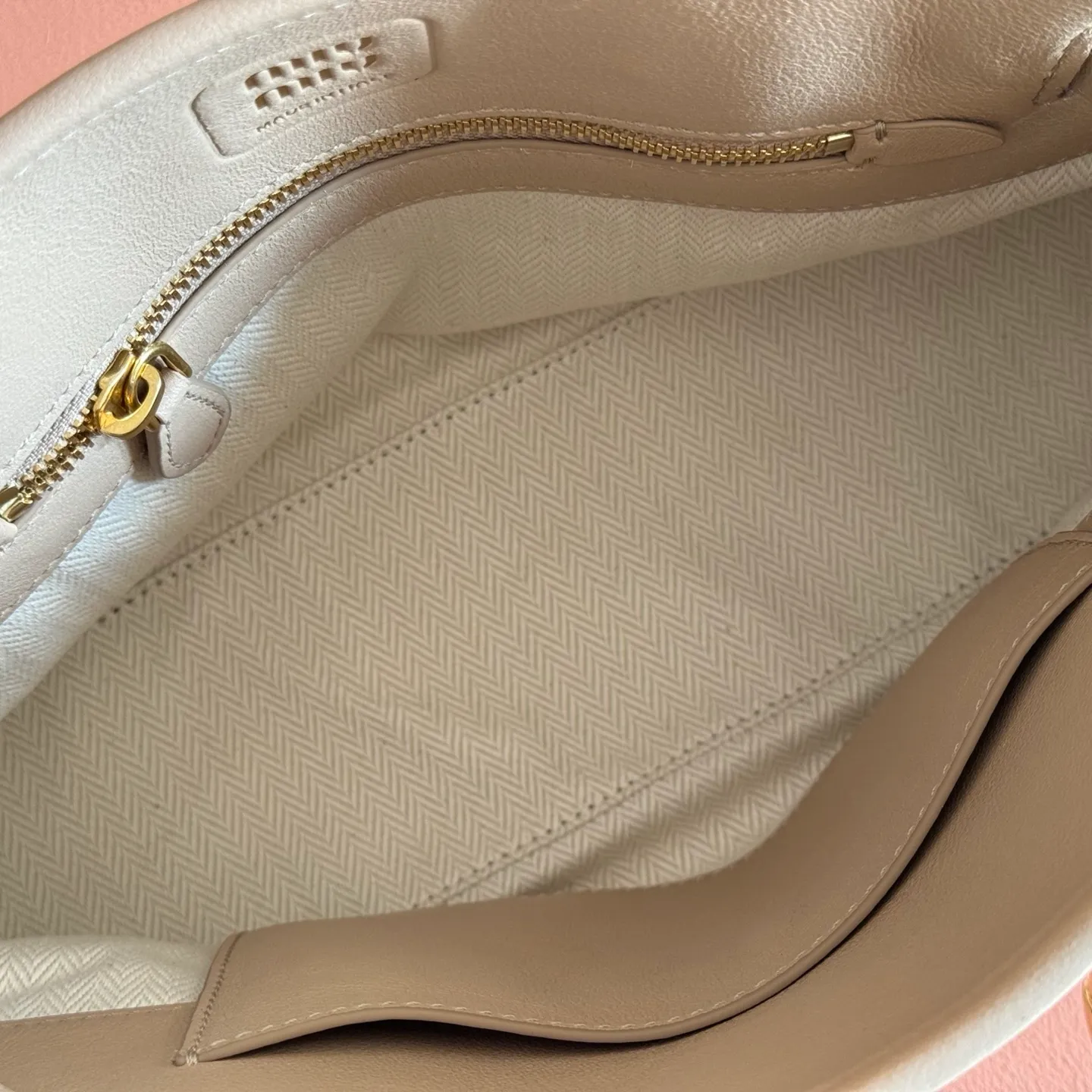 p1700💋💋💋【Configured with full counter packaging】Aventure bags show simple and casual charm. Reinterpreting classic lines, this soft Nappa variant displays a versatile and practical attitude, enhanced by refined and exclusive details. The adventure nappa leather handbag is inspired by the MIU archive design. The structure has been adjusted to make it lighter and has a new personality. It is decorated with an embossed letter logo to add a signature element. Antique gold hardware, linen blend lining, zipper pocket and patch pocket, long wrist suitable for use as a handbag or shoulder, 5ba292 size 22X 30X10cm