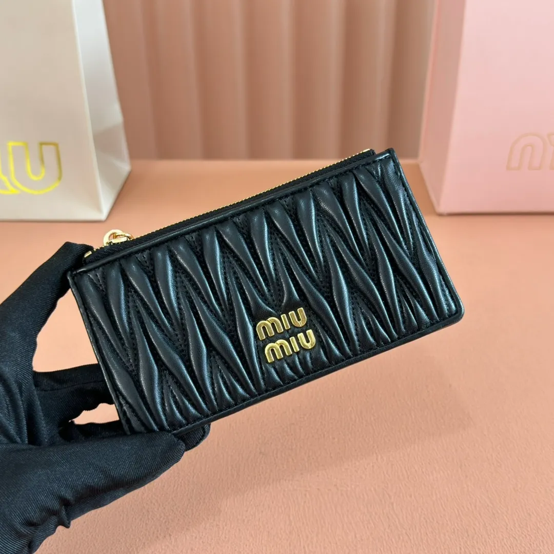 p520. 💋💋💋【Full set of packaging at the counter】🔥 MM💗pocket wallet💗The latest version of the card holder, model: 5MB006g🔥🆕🆕💃💃Top imported lambskin material🐮👋Matelasse pattern, zipper closure, miu logo hot stamping inside 💞Six card slots on the back, 💅💅 size: 8X15.