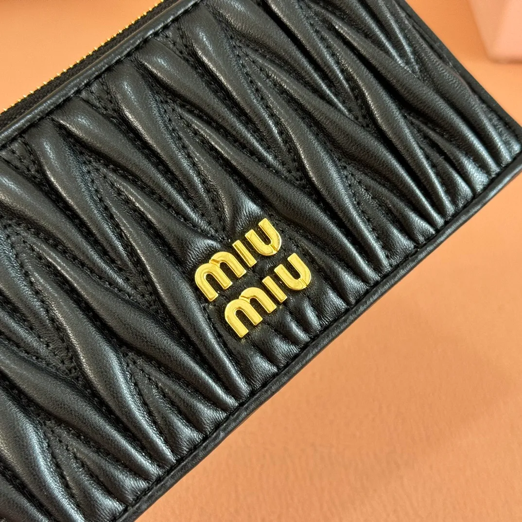 p520. 💋💋💋【Full set of packaging at the counter】🔥 MM💗pocket wallet💗The latest version of the card holder, model: 5MB006g🔥🆕🆕💃💃Top imported lambskin material🐮👋Matelasse pattern, zipper closure, miu logo hot stamping inside 💞Six card slots on the back, 💅💅 size: 8X15.