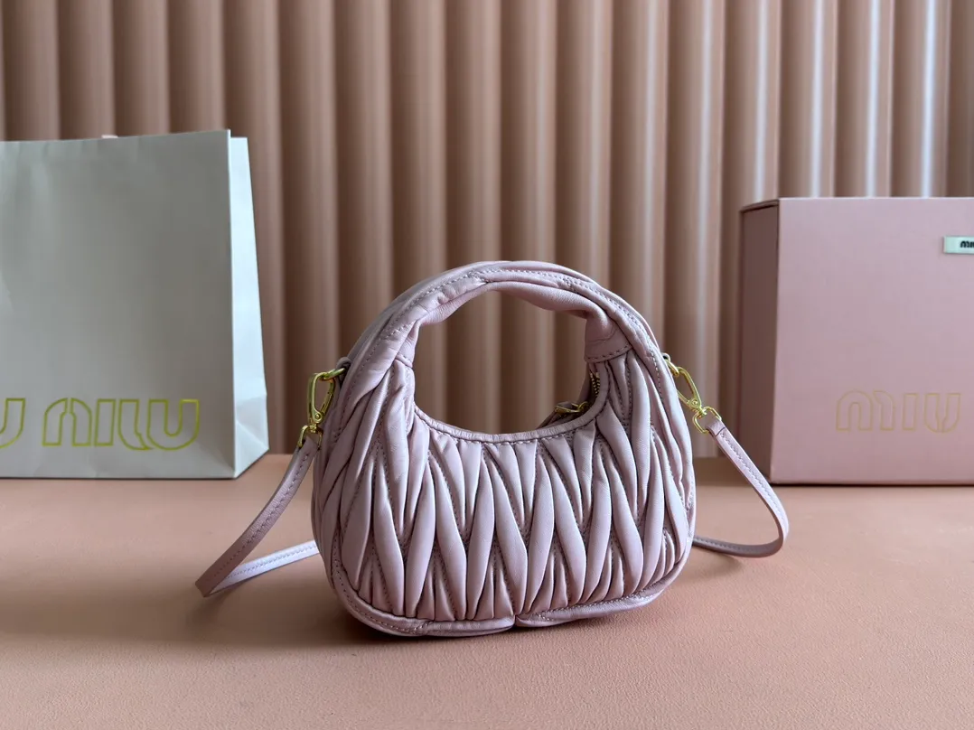 p1460💋💋💋 Equipped with a full set of packaging at the counter [Special grade hardware original leather] Wander Matelasse sheepskin Hobo mini handbag/crossbody bag ~ Pink sheepskin Wander handbag has become one of the classic accessories. This mini handbag is made of Matalasse sheep leather, using exquisite craftsmanship to create a three-dimensional effect, showing exquisite elegance. Presenting the Hobo bag style, blending retro style and modern elegance, it has become a new synonym for modern femininity. ～Golden hardware ～Zipper closure ～Metal lettering logo on the front ～Cotton satin lining Size: W17.5×H14×D5.5cm Number: 5BP156