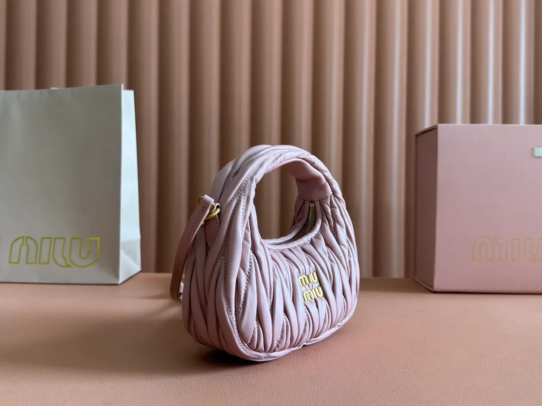 p1460💋💋💋 Equipped with a full set of packaging at the counter [Special grade hardware original leather] Wander Matelasse sheepskin Hobo mini handbag/crossbody bag ~ Pink sheepskin Wander handbag has become one of the classic accessories. This mini handbag is made of Matalasse sheep leather, using exquisite craftsmanship to create a three-dimensional effect, showing exquisite elegance. Presenting the Hobo bag style, blending retro style and modern elegance, it has become a new synonym for modern femininity. ～Golden hardware ～Zipper closure ～Metal lettering logo on the front ～Cotton satin lining Size: W17.5×H14×D5.5cm Number: 5BP156