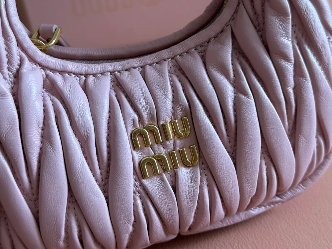 p1460💋💋💋 Equipped with a full set of packaging at the counter [Special grade hardware original leather] Wander Matelasse sheepskin Hobo mini handbag/crossbody bag ~ Pink sheepskin Wander handbag has become one of the classic accessories. This mini handbag is made of Matalasse sheep leather, using exquisite craftsmanship to create a three-dimensional effect, showing exquisite elegance. Presenting the Hobo bag style, blending retro style and modern elegance, it has become a new synonym for modern femininity. ～Golden hardware ～Zipper closure ～Metal lettering logo on the front ～Cotton satin lining Size: W17.5×H14×D5.5cm Number: 5BP156