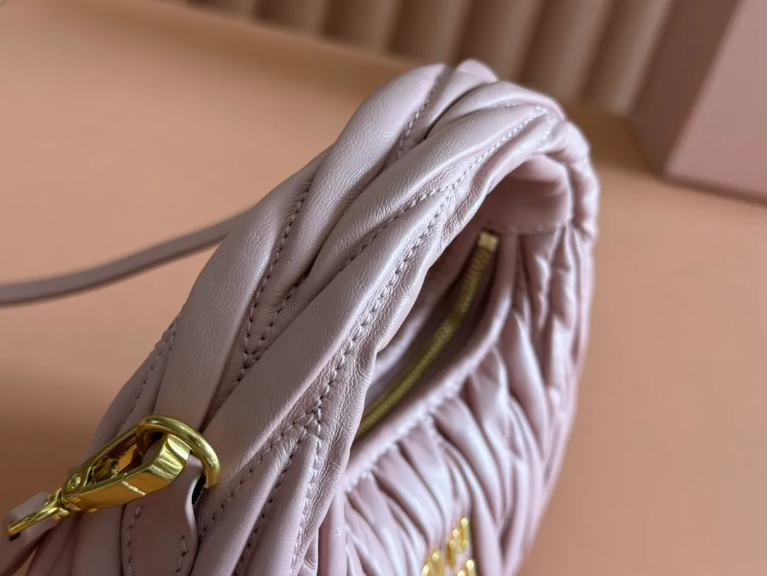 p1460💋💋💋 Equipped with a full set of packaging at the counter [Special grade hardware original leather] Wander Matelasse sheepskin Hobo mini handbag/crossbody bag ~ Pink sheepskin Wander handbag has become one of the classic accessories. This mini handbag is made of Matalasse sheep leather, using exquisite craftsmanship to create a three-dimensional effect, showing exquisite elegance. Presenting the Hobo bag style, blending retro style and modern elegance, it has become a new synonym for modern femininity. ～Golden hardware ～Zipper closure ～Metal lettering logo on the front ～Cotton satin lining Size: W17.5×H14×D5.5cm Number: 5BP156