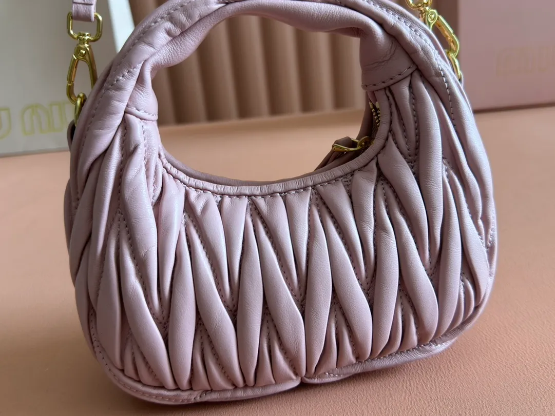 p1460💋💋💋 Equipped with a full set of packaging at the counter [Special grade hardware original leather] Wander Matelasse sheepskin Hobo mini handbag/crossbody bag ~ Pink sheepskin Wander handbag has become one of the classic accessories. This mini handbag is made of Matalasse sheep leather, using exquisite craftsmanship to create a three-dimensional effect, showing exquisite elegance. Presenting the Hobo bag style, blending retro style and modern elegance, it has become a new synonym for modern femininity. ～Golden hardware ～Zipper closure ～Metal lettering logo on the front ～Cotton satin lining Size: W17.5×H14×D5.5cm Number: 5BP156