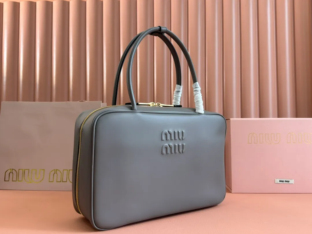 p1900. MIU's new product [Original leather with counter packaging] Beau cow leather handbag/shoulder bag ~ Stone marl gray [New version briefcase] 5bb117 This Beau handbag is made of soft and smooth cow leather, with exquisite details such as gold-plated hardware and accessories, and the embossed letter logo highlights the classic style. Size:W34×H23×D10cm