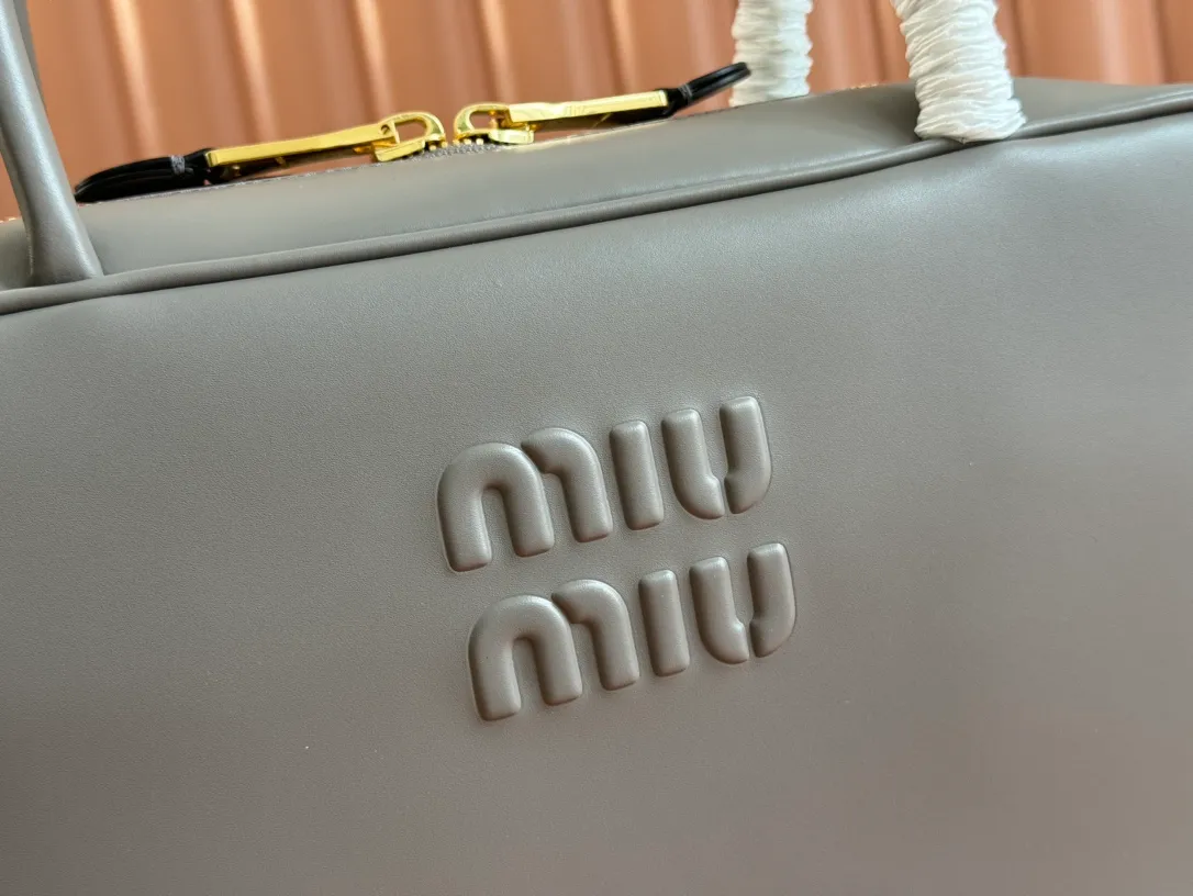 p1900. MIU's new product [Original leather with counter packaging] Beau cow leather handbag/shoulder bag ~ Stone marl gray [New version briefcase] 5bb117 This Beau handbag is made of soft and smooth cow leather, with exquisite details such as gold-plated hardware and accessories, and the embossed letter logo highlights the classic style. Size:W34×H23×D10cm