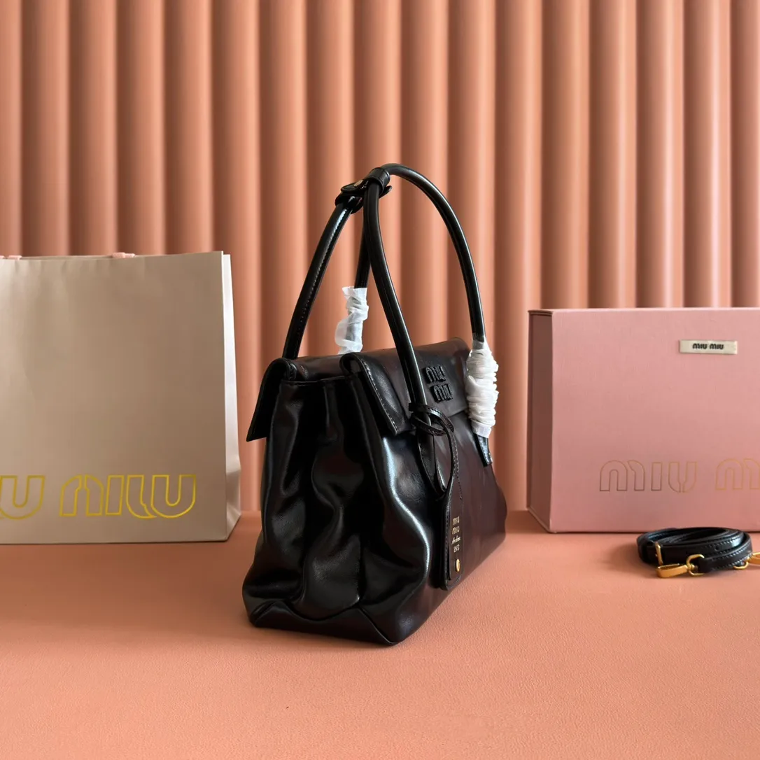 p1700💋💋💋【Configuring full counter package】Vintage cow leather Solitaire medium handbag: 5BA302 Structured lines and exquisite details define this handbag, inspired by MiuMiu's 2006 archives. An elegant style that combines classic and experimental is enhanced by the iconic logo on the front and a shiny finish. ·With handle ●With removable decoration. Comes with sliding and removable shoulder strap. Minimum length: 110 cm - Maximum length: 120 cm - Minimum drop: 50 cm - Maximum drop: 55 cm · Front and back pockets · Gold hardware · Zippered pockets and patch pockets ● Lettering logo on the front Width: 28 cm, Height: 19.5 cm, Length: 11 cm