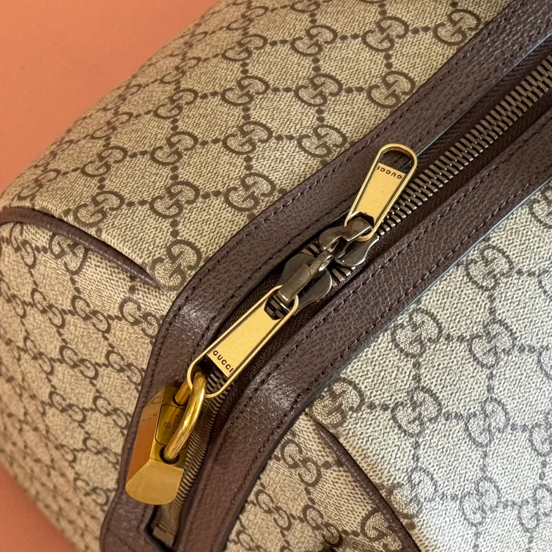 p1580. 💋💋💋"With full set of original gift bag packaging" [New Product] The Gucci Savoy series is an ingenious combination of beige and dark brown colors, with classic silhouettes and soft-touch fabrics. This travel bag is made of coated fabric with a GG monogram pattern and is intricately embellished with the Double G logo and webbing details. Beige and dark brown GG monogram coated fabric Dark brown leather piping Gold-toned hardware Green linen cotton blend lining Double G Web detail Capacity: 28 liters Interior: One zip pocket External: One removable bellman ID tag, one lock, one keychain Handle height: 12 cm Removable and adjustable leather shoulder strap (length adjustable between 119 cm and 134 cm) Zip closure Ident No.: 834460. Dimensions: 44cm (width) x 29cm (height) x 25cm (depth) Weight: approx. 2.3kg Color: Brown/PVC. Made in Italy