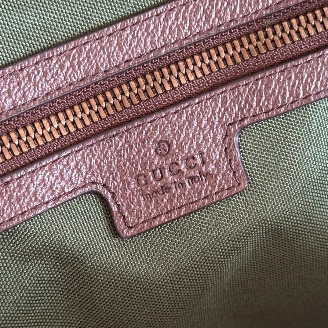 p1580. 💋💋💋"With full set of original gift bag packaging" [New Product] The Gucci Savoy series is an ingenious combination of beige and dark brown colors, with classic silhouettes and soft-touch fabrics. This travel bag is made of coated fabric with a GG monogram pattern and is intricately embellished with the Double G logo and webbing details. Beige and dark brown GG monogram coated fabric Dark brown leather piping Gold-toned hardware Green linen cotton blend lining Double G Web detail Capacity: 28 liters Interior: One zip pocket External: One removable bellman ID tag, one lock, one keychain Handle height: 12 cm Removable and adjustable leather shoulder strap (length adjustable between 119 cm and 134 cm) Zip closure Ident No.: 834460. Dimensions: 44cm (width) x 29cm (height) x 25cm (depth) Weight: approx. 2.3kg Color: Brown/PVC. Made in Italy