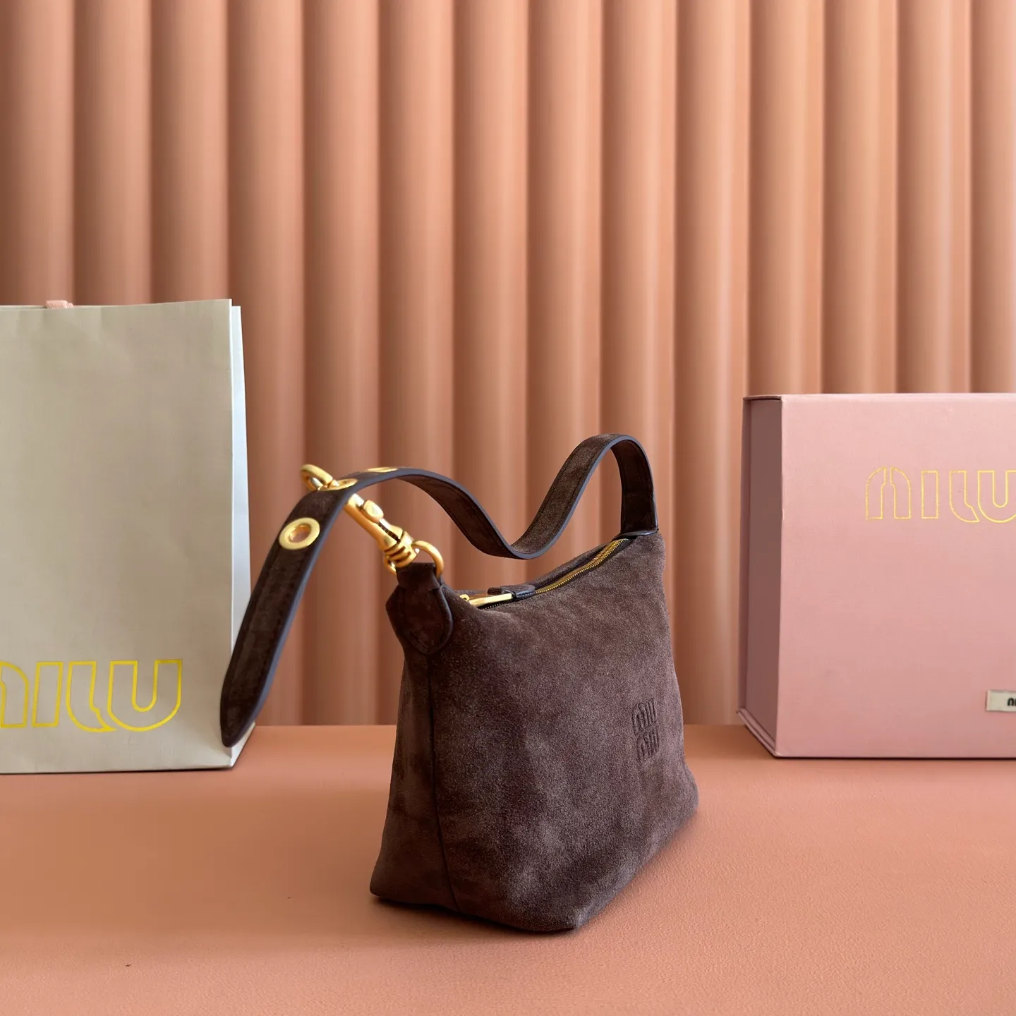 p1160💋💋💋【Full set of packaging at the counter】5NE841, new lunch box bag, frosted front with iconic Miu logo, cotton lining, ultra-light, large capacity, looks good with any combination, suitable for all seasons, size: bottom length 19cm, opening width 25.5cm, height 14cm, bottom width 10cm