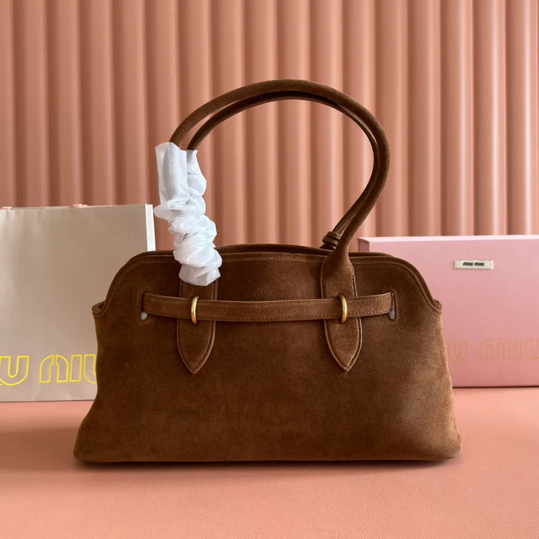 p2000💋💋💋【Full set of counter packaging】This sheepskin handbag is inspired by the brand's archive items. Its structure has been adjusted to become lighter and rejuvenate with a new personality, creating a classic bag with timeless charm. Decorated with an embossed letter logo for added brand recognition. Model: 5BG310 Size: W44×H22.5×D14.5cm Color: Matte/original leather. Made in Italy