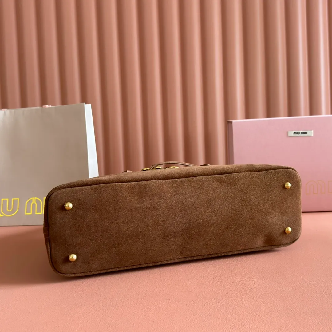 p2000💋💋💋【Full set of counter packaging】This sheepskin handbag is inspired by the brand's archive items. Its structure has been adjusted to become lighter and rejuvenate with a new personality, creating a classic bag with timeless charm. Decorated with an embossed letter logo for added brand recognition. Model: 5BG310 Size: W44×H22.5×D14.5cm Color: Matte/original leather. Made in Italy