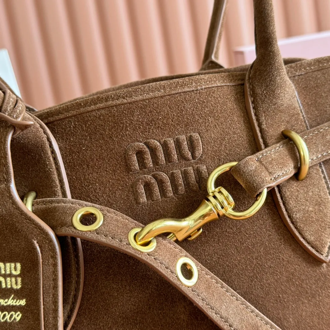 p2000💋💋💋【Full set of counter packaging】This sheepskin handbag is inspired by the brand's archive items. Its structure has been adjusted to become lighter and rejuvenate with a new personality, creating a classic bag with timeless charm. Decorated with an embossed letter logo for added brand recognition. Model: 5BG310 Size: W44×H22.5×D14.5cm Color: Matte/original leather. Made in Italy