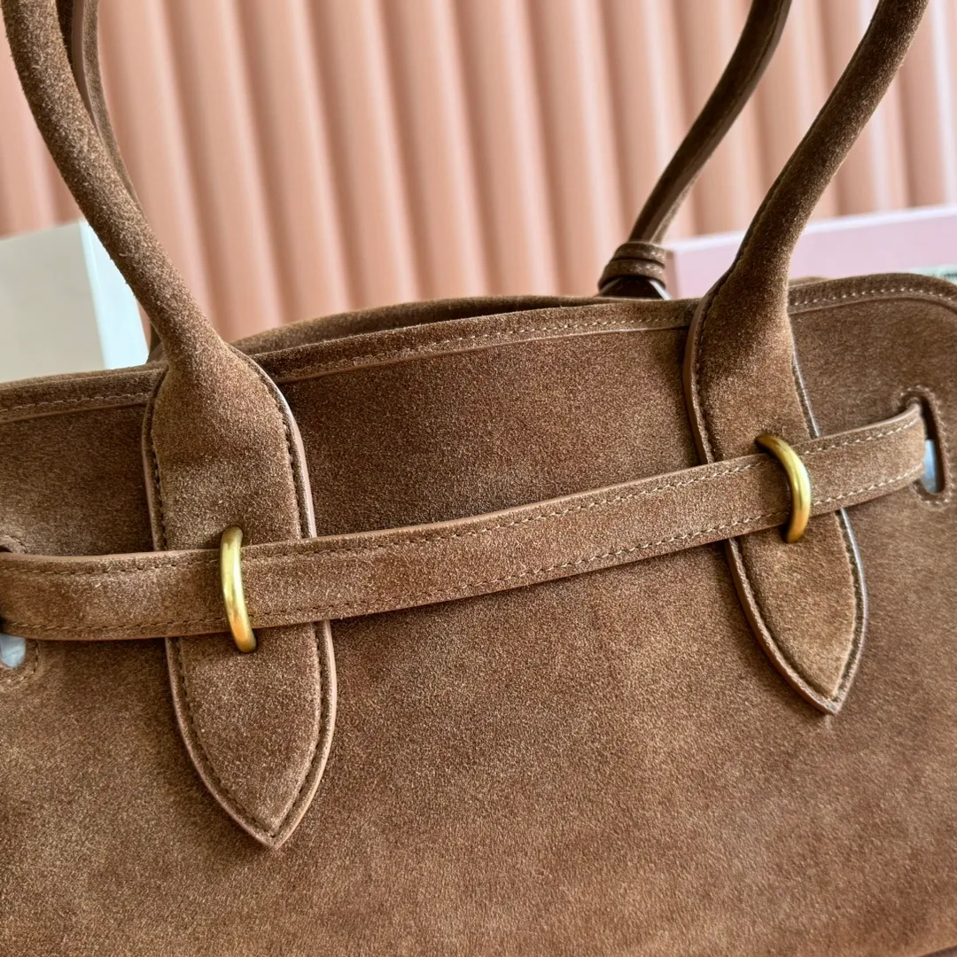 p2000💋💋💋【Full set of counter packaging】This sheepskin handbag is inspired by the brand's archive items. Its structure has been adjusted to become lighter and rejuvenate with a new personality, creating a classic bag with timeless charm. Decorated with an embossed letter logo for added brand recognition. Model: 5BG310 Size: W44×H22.5×D14.5cm Color: Matte/original leather. Made in Italy
