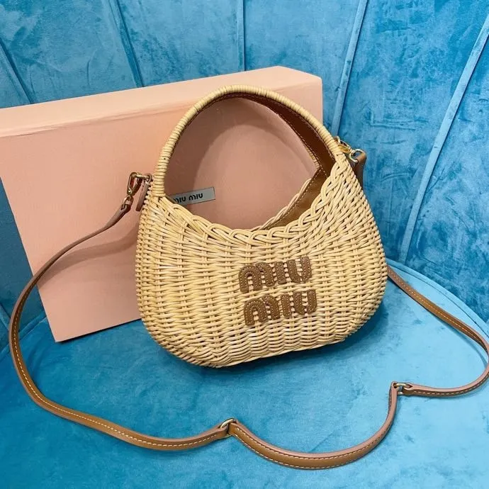 p1400 [equipped with full package at the counter] 🍒M Home 🍒5BC125, miumiu summer pastoral style woven vegetable basket bag, hand-sewn leather logo on the front, a card compartment inside, with long leather shoulder strap, can be carried on one shoulder, large capacity 👌, can hold mobile phones, tissues, powder and lipstick, sweet and versatile, perfect for outings and vacations, size: 20 X17 X6