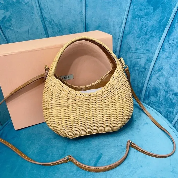 p1400 [equipped with full package at the counter] 🍒M Home 🍒5BC125, miumiu summer pastoral style woven vegetable basket bag, hand-sewn leather logo on the front, a card compartment inside, with long leather shoulder strap, can be carried on one shoulder, large capacity 👌, can hold mobile phones, tissues, powder and lipstick, sweet and versatile, perfect for outings and vacations, size: 20 X17 X6