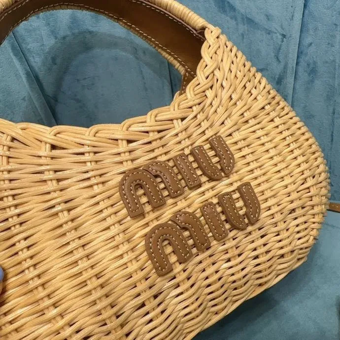 p1400 [equipped with full package at the counter] 🍒M Home 🍒5BC125, miumiu summer pastoral style woven vegetable basket bag, hand-sewn leather logo on the front, a card compartment inside, with long leather shoulder strap, can be carried on one shoulder, large capacity 👌, can hold mobile phones, tissues, powder and lipstick, sweet and versatile, perfect for outings and vacations, size: 20 X17 X6
