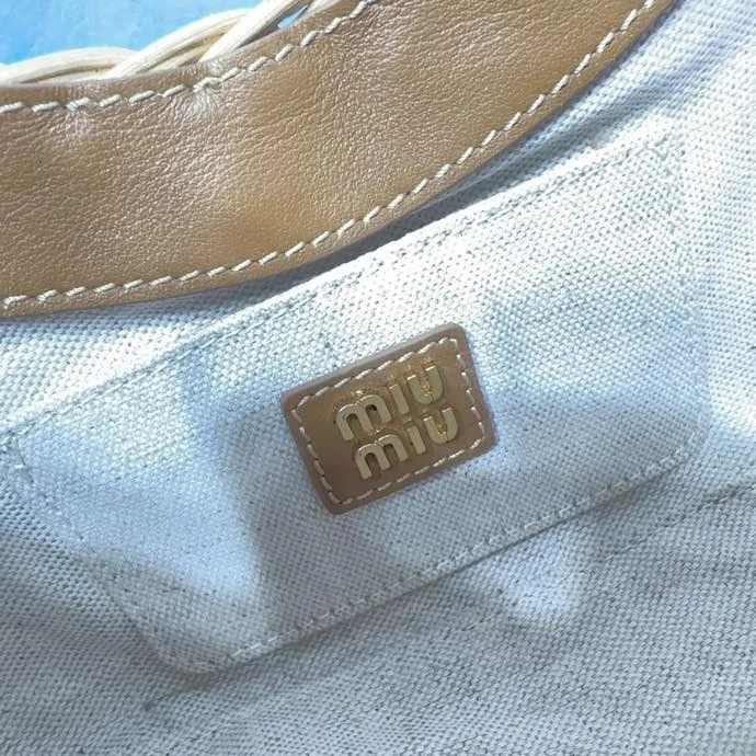 p1400 [equipped with full package at the counter] 🍒M Home 🍒5BC125, miumiu summer pastoral style woven vegetable basket bag, hand-sewn leather logo on the front, a card compartment inside, with long leather shoulder strap, can be carried on one shoulder, large capacity 👌, can hold mobile phones, tissues, powder and lipstick, sweet and versatile, perfect for outings and vacations, size: 20 X17 X6