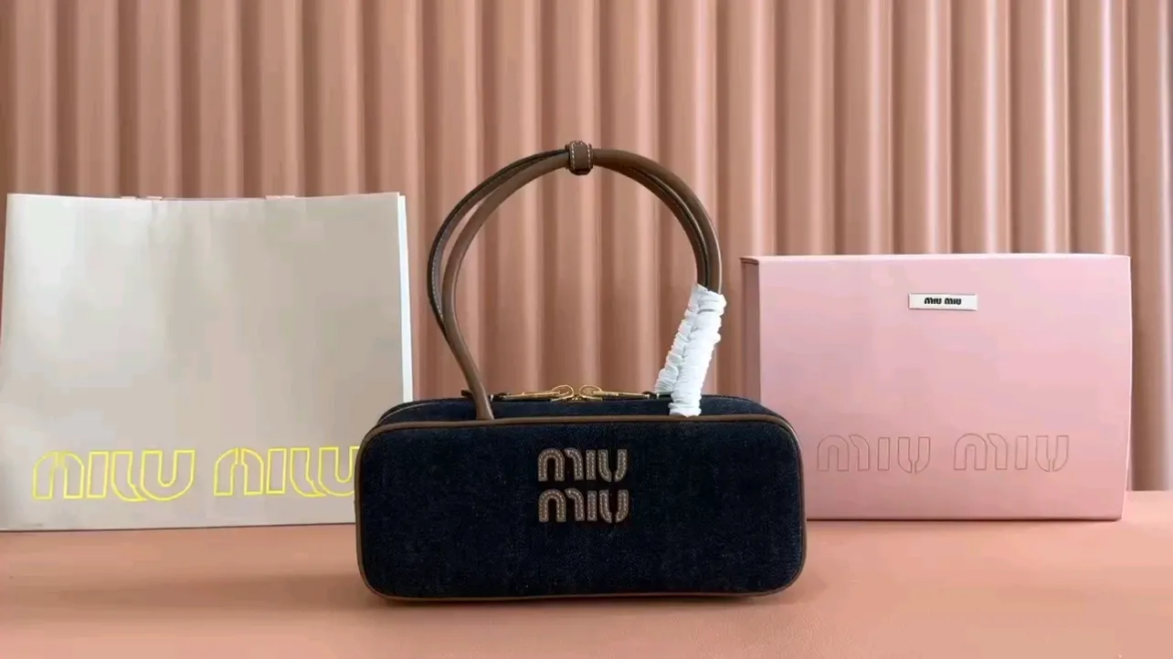 💋💋💋【New Product】Miu’s 👉 hot-selling Beau leather handbag is shipped. Dark blue denim/original leather is shipped! 🐲Model: 5BB173, short video
