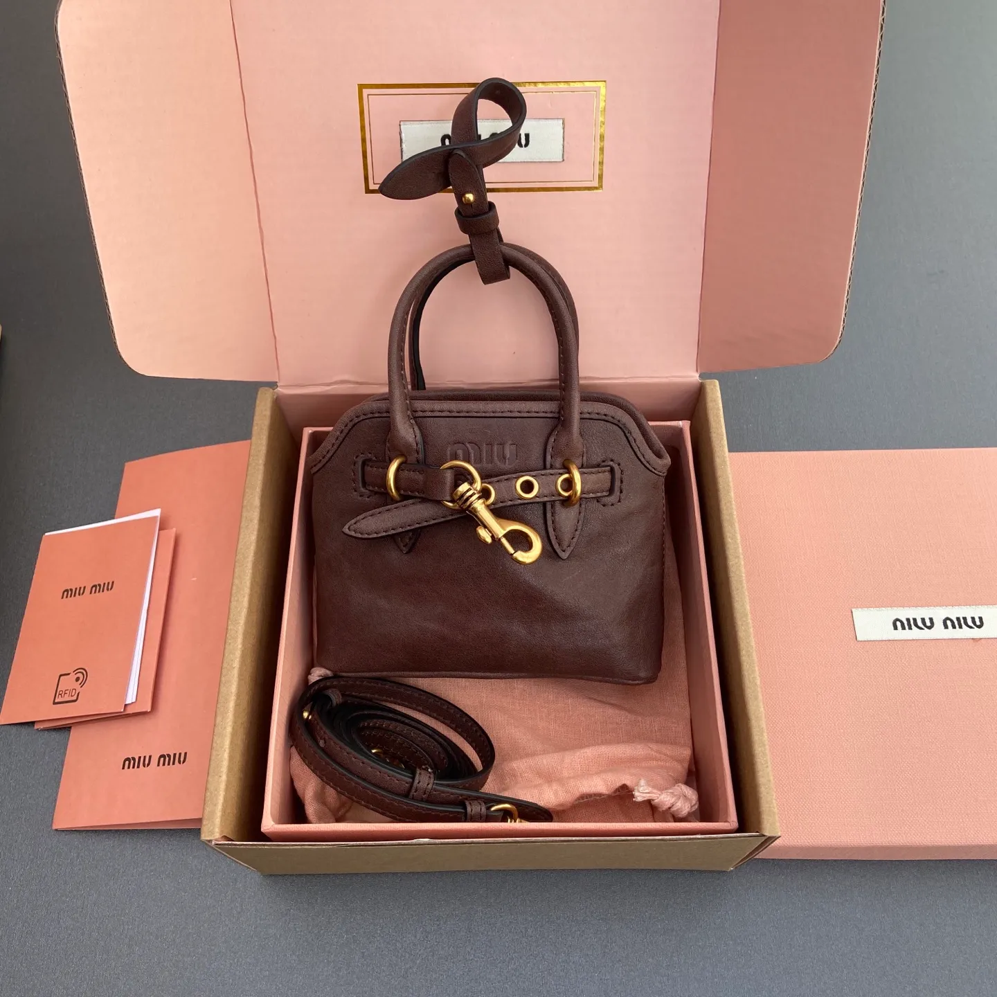 p920【Special grade hardware original leather】~Adventure Nappa sheepskin leather pendant/crossbody bag~Vegetable tanned leather heather wood color This pendant can be decorated with other accessories and has a unique style. Can be worn cross-body. Decorated with an embossed logo for an added signature touch. - Lace-up closure - Embossed letter logo - Lined Dimensions: w12.5×h10×5cm Number: _5BG037