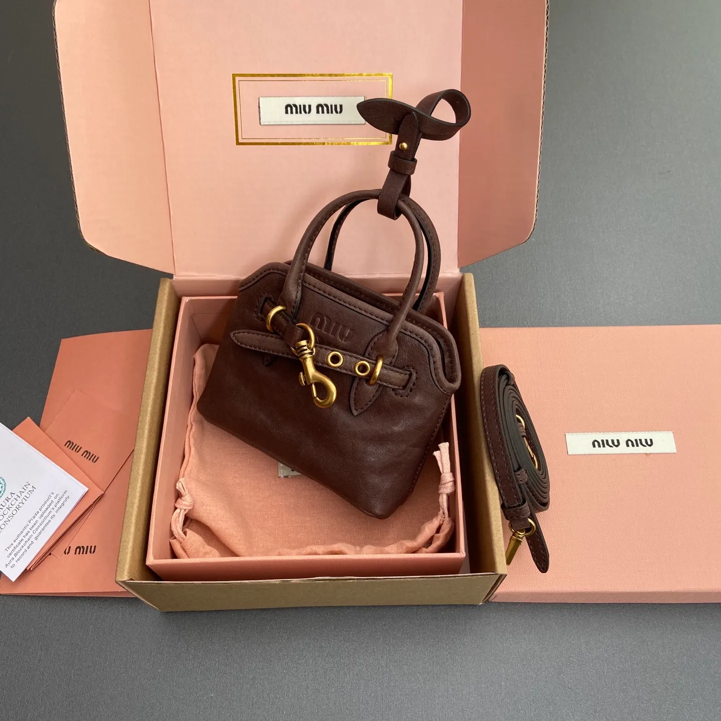 p920【Special grade hardware original leather】~Adventure Nappa sheepskin leather pendant/crossbody bag~Vegetable tanned leather heather wood color This pendant can be decorated with other accessories and has a unique style. Can be worn cross-body. Decorated with an embossed logo for an added signature touch. - Lace-up closure - Embossed letter logo - Lined Dimensions: w12.5×h10×5cm Number: _5BG037