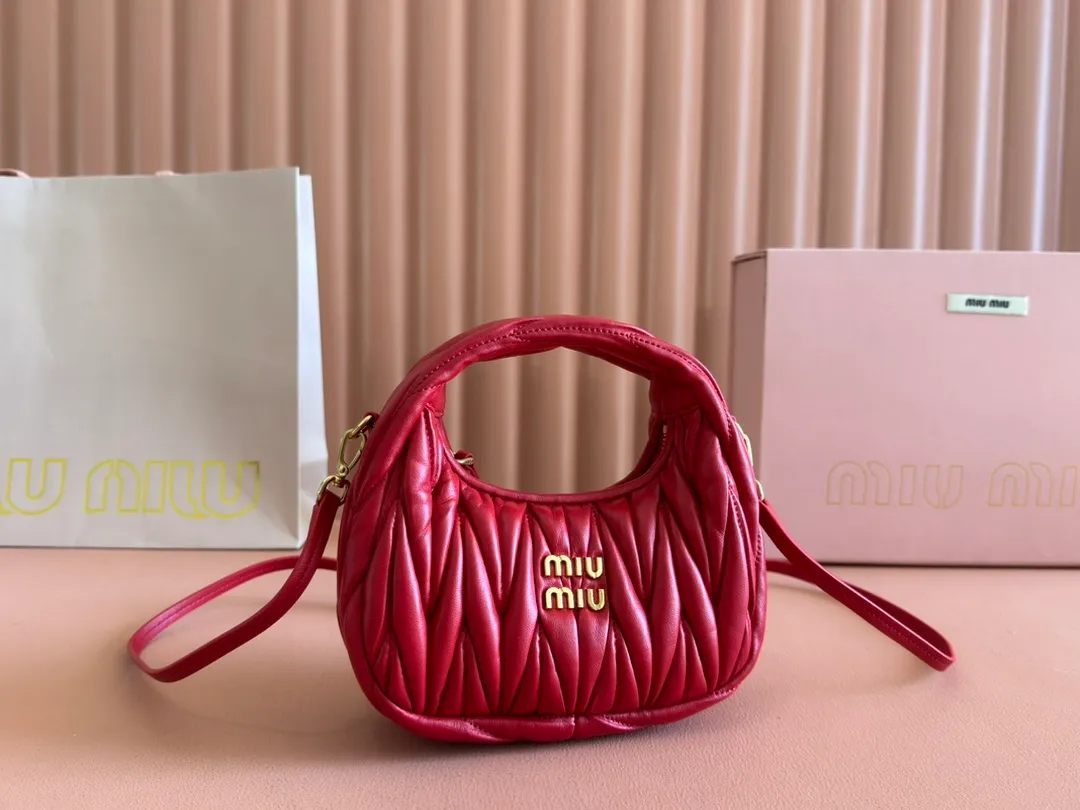 p1460💋💋💋 Equipped with a full set of packaging at the counter [Special grade hardware original leather] Wander Matelasse sheepskin Hobo mini handbag/crossbody bag ~ The red sheepskin Wander handbag has become one of the classic accessories. This mini handbag is made of Matalasse sheep leather, using exquisite craftsmanship to create a three-dimensional effect, showing exquisite elegance. Presenting the Hobo bag style, blending retro style and modern elegance, it has become a new synonym for modern femininity. ～Golden hardware ～Zipper closure ～Metal lettering logo on the front ～Cotton satin lining Size: W17.5×H14×D5.5cm Number: 5BP156