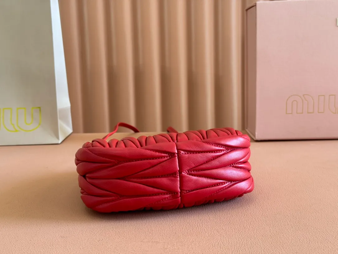 p1460💋💋💋 Equipped with a full set of packaging at the counter [Special grade hardware original leather] Wander Matelasse sheepskin Hobo mini handbag/crossbody bag ~ The red sheepskin Wander handbag has become one of the classic accessories. This mini handbag is made of Matalasse sheep leather, using exquisite craftsmanship to create a three-dimensional effect, showing exquisite elegance. Presenting the Hobo bag style, blending retro style and modern elegance, it has become a new synonym for modern femininity. ～Golden hardware ～Zipper closure ～Metal lettering logo on the front ～Cotton satin lining Size: W17.5×H14×D5.5cm Number: 5BP156