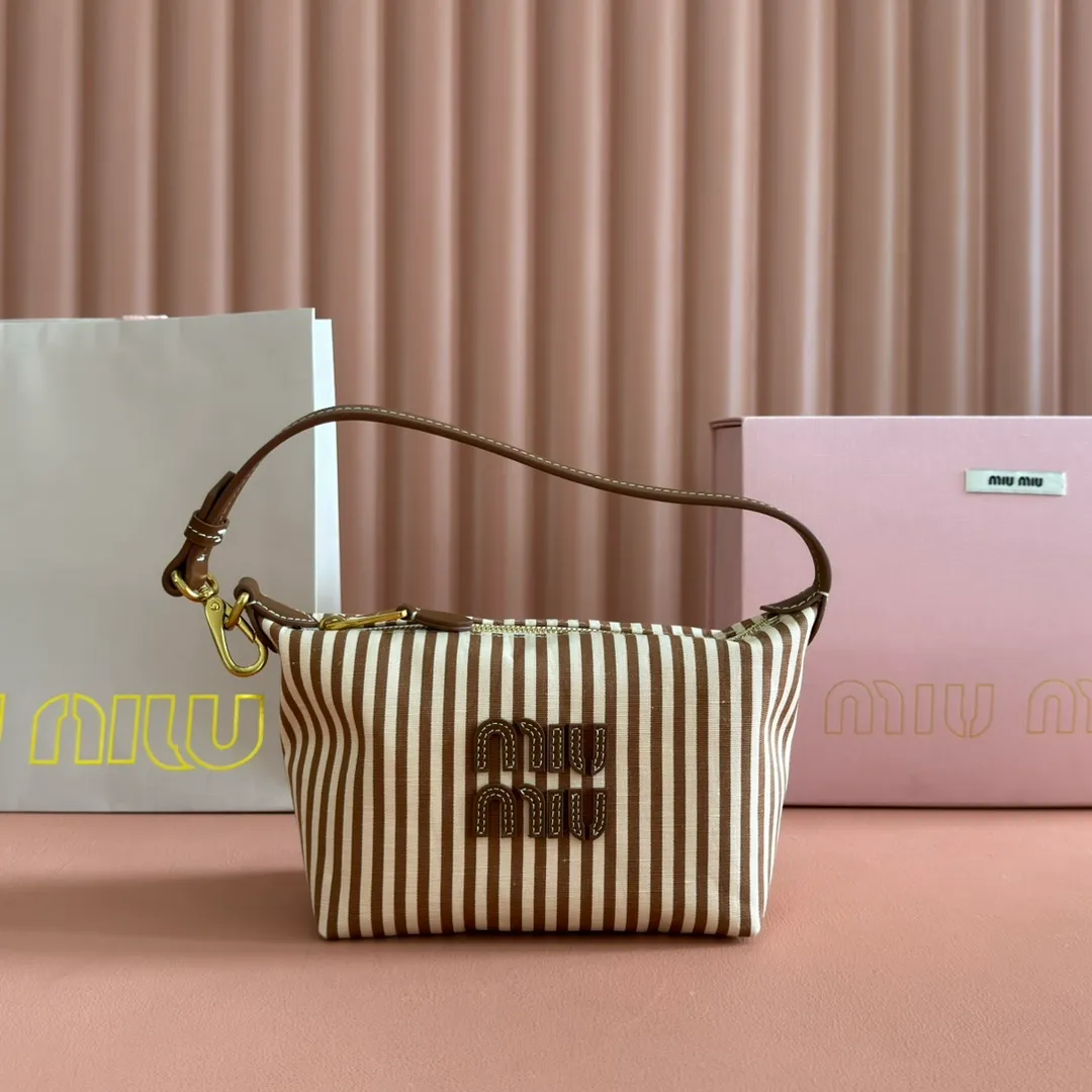 p960💋💋💋 [Configured with full counter package] 5NE841, new denim lunch box bag, unique stripes, iconic Miu logo on the front, cotton lining, super light, large capacity, looks good no matter how you wear it, suitable for all seasons, size: bottom length 19cm, opening width 25.5cm, height 14cm, bottom width 10cm
