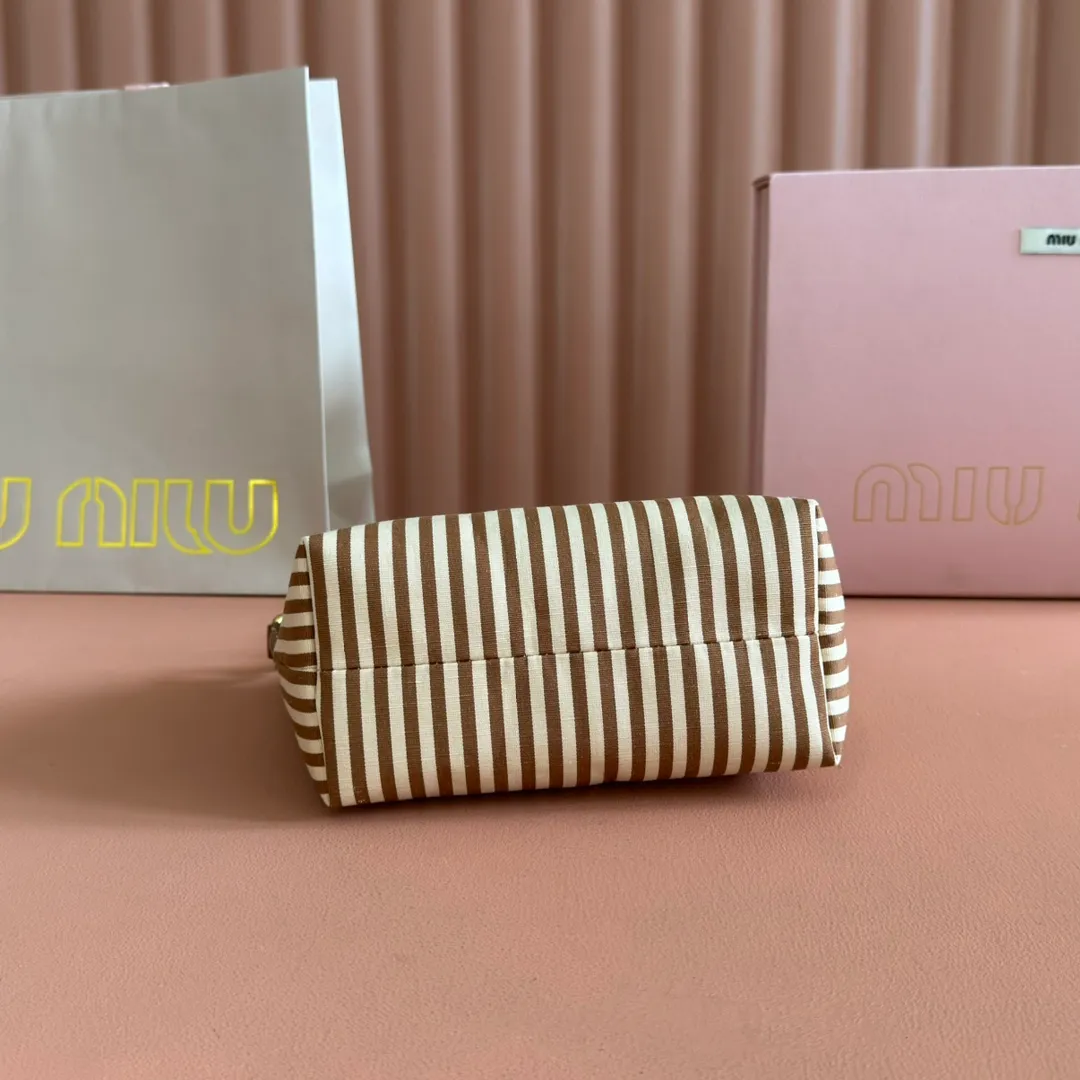 p960💋💋💋 [Configured with full counter package] 5NE841, new denim lunch box bag, unique stripes, iconic Miu logo on the front, cotton lining, super light, large capacity, looks good no matter how you wear it, suitable for all seasons, size: bottom length 19cm, opening width 25.5cm, height 14cm, bottom width 10cm