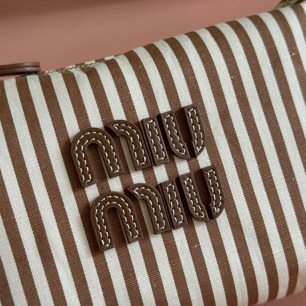 p960💋💋💋 [Configured with full counter package] 5NE841, new denim lunch box bag, unique stripes, iconic Miu logo on the front, cotton lining, super light, large capacity, looks good no matter how you wear it, suitable for all seasons, size: bottom length 19cm, opening width 25.5cm, height 14cm, bottom width 10cm