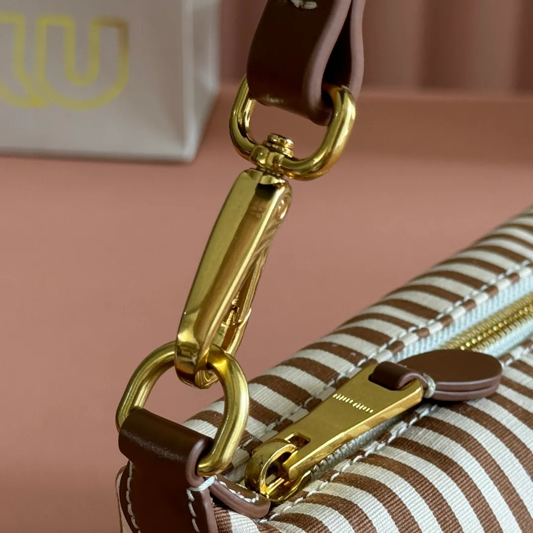 p960💋💋💋 [Configured with full counter package] 5NE841, new denim lunch box bag, unique stripes, iconic Miu logo on the front, cotton lining, super light, large capacity, looks good no matter how you wear it, suitable for all seasons, size: bottom length 19cm, opening width 25.5cm, height 14cm, bottom width 10cm