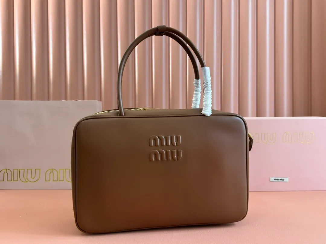 p1900. MIU's new product [original leather with counter packaging] Beau cow leather handbag/shoulder bag ~ brown [new version briefcase] 5bb117 This Beau handbag is made of soft and smooth cow leather, with exquisite details such as gold-plated hardware and accessories, and the embossed letter logo highlights the classic style. Size:W34×H23×D10cm