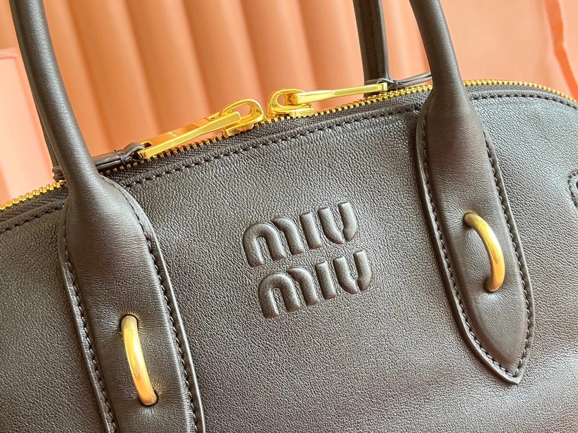 p2080💋💋💋【Original leather configuration counter packaging】Miu's new popular bowling bag, made of top-grade retro vegetable soft sheepskin, retro frosted old metal accessories, this Aventure Nappa leather handbag is inspired by A Miu collection item, its structure has been adjusted to become lighter and rejuvenate with a new personality, creating a classic bag with timeless charm. The multi-element design gives this handbag a unique beauty and classic atmosphere. It has a detachable and adjustable leather shoulder strap. The canvas lining is equipped with zipper pockets and patch pockets. Dimensions: 33 X16.5 X 10 cm. Model 5bb168