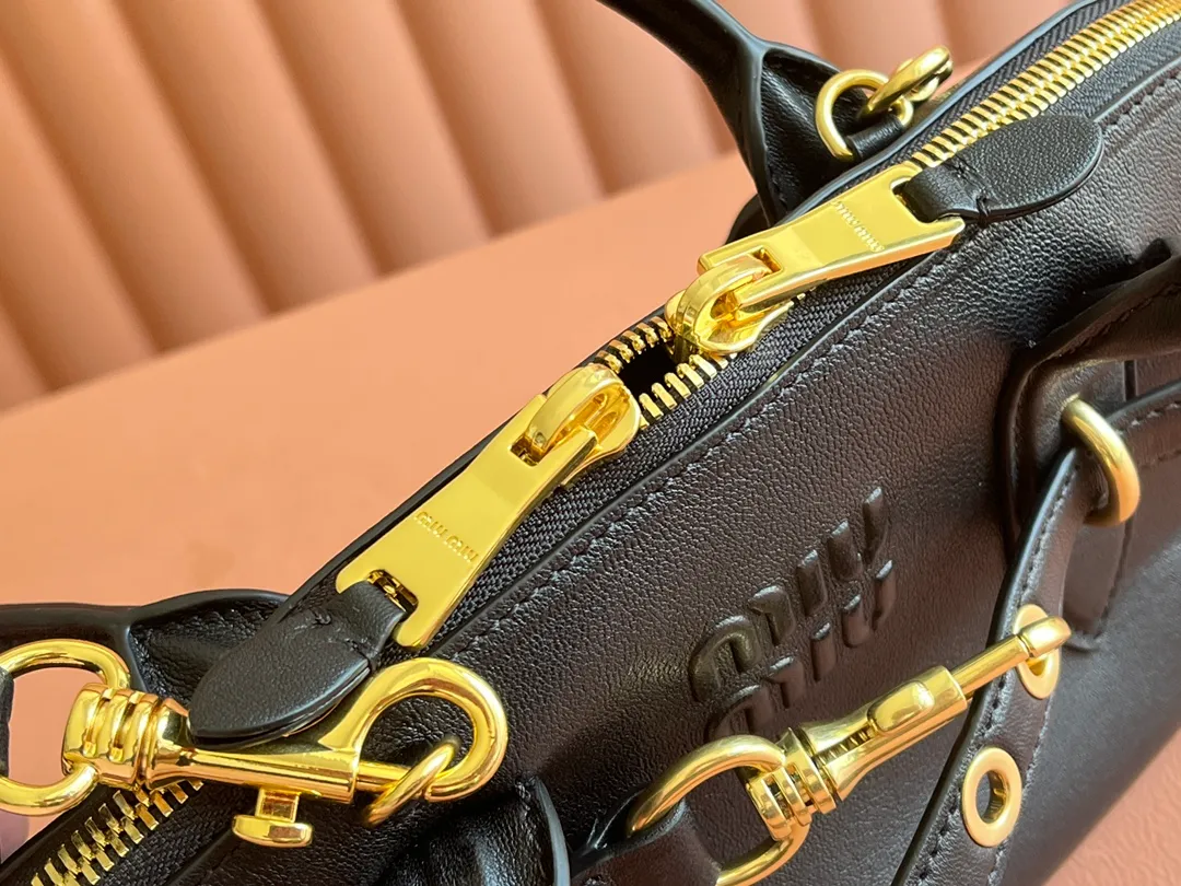 p2080💋💋💋【Original leather configuration counter packaging】Miu's new popular bowling bag, made of top-grade retro vegetable soft sheepskin, retro frosted old metal accessories, this Aventure Nappa leather handbag is inspired by A Miu collection item, its structure has been adjusted to become lighter and rejuvenate with a new personality, creating a classic bag with timeless charm. The multi-element design gives this handbag a unique beauty and classic atmosphere. It has a detachable and adjustable leather shoulder strap. The canvas lining is equipped with zipper pockets and patch pockets. Dimensions: 33 X16.5 X 10 cm. Model 5bb168