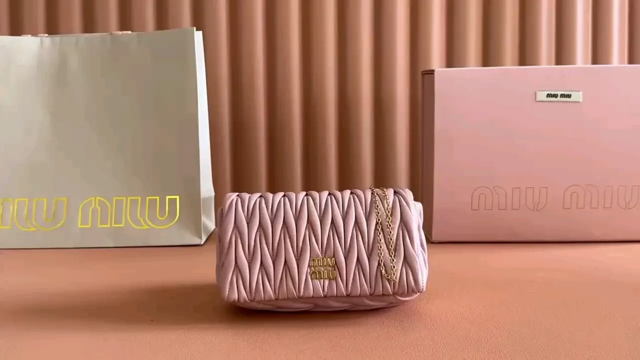 p1400💋💋💋【Equipped with full package of original leather at the counter】Miaojia 5bp172 MIU MI new chain bag, top imported lambskin, brand classic iconic Matelasse texture embroidery, new design detachable long metal chain shoulder strap, flip-top suction buckle closure, a card slot compartment inside, satin lining, can be held in hand or crossbody, size 18 X9.5 X 4 c