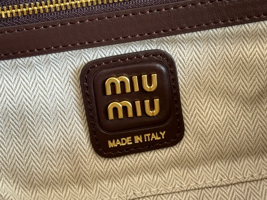 p1640. 💋💋💋【Full set of packaging at the counter】M's new spliced bowling ball is handmade and made of a variety of leather collages. The bold and innovative design perfectly interprets Miu's eclectic, free and inclusive attitude towards life. This This bag is very cool, with a refined and multi-functional design that combines elements of men's and women's clothing. It is casual, lazy, natural and full of personality. It has a brand-new canvas lining. It is not unreasonable that it is popular all over the Internet. All major fashion stars love to carry it. Model: 5BB147. Size: 28X12X9cm Color: Collage white/original leather. Made in Italy