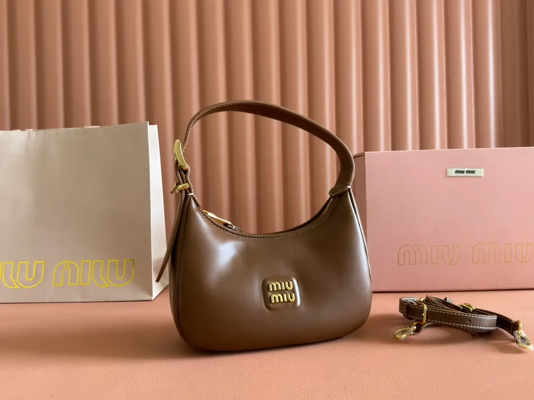 p1500💋💋💋 Equipped with a full set of packaging at the counter [Special Grade Hardware Original Leather] Cow Leather Crescent Bag Handbag/Crossbody Bag ~ This classic style crescent bag has sparkling metal hardware, and the letter logo adds an iconic element to the overall design, making it very recognizable. Size: W17×H15.5×D5.5cm No.: 5BP322