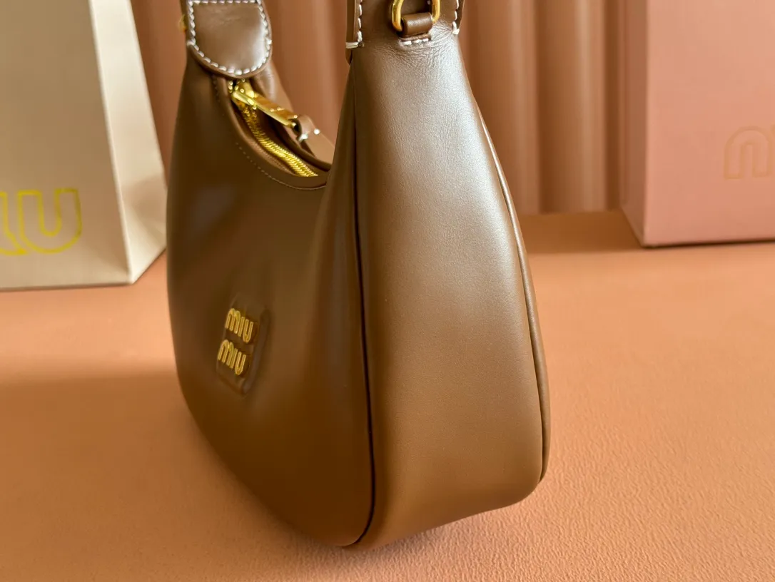 p1500💋💋💋 Equipped with a full set of packaging at the counter [Special Grade Hardware Original Leather] Cow Leather Crescent Bag Handbag/Crossbody Bag ~ This classic style crescent bag has sparkling metal hardware, and the letter logo adds an iconic element to the overall design, making it very recognizable. Size: W17×H15.5×D5.5cm No.: 5BP322