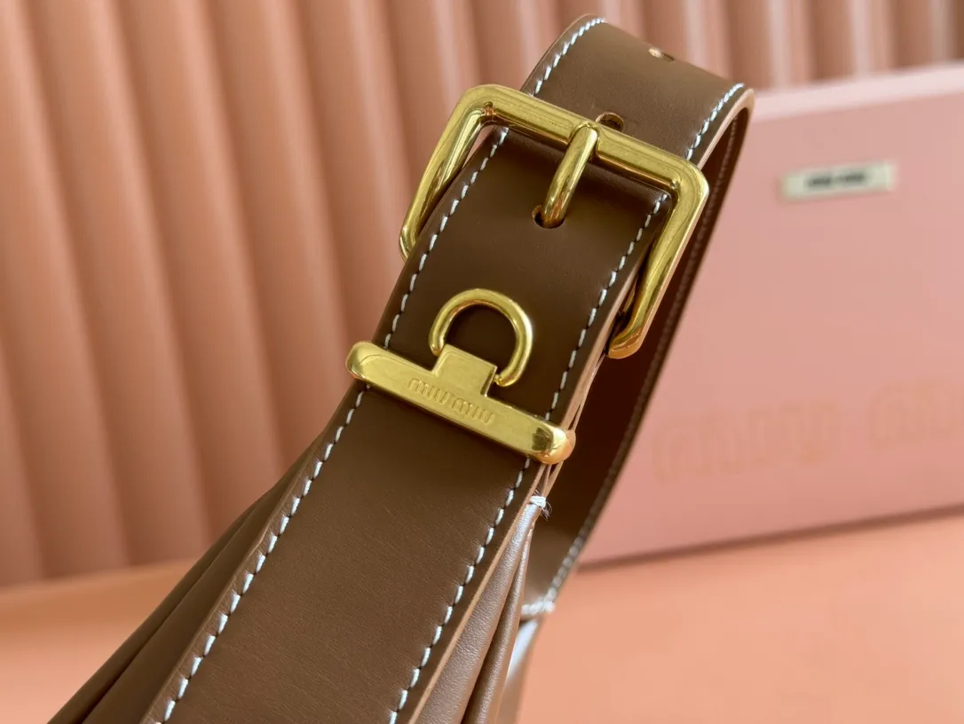 p1500💋💋💋 Equipped with a full set of packaging at the counter [Special Grade Hardware Original Leather] Cow Leather Crescent Bag Handbag/Crossbody Bag ~ This classic style crescent bag has sparkling metal hardware, and the letter logo adds an iconic element to the overall design, making it very recognizable. Size: W17×H15.5×D5.5cm No.: 5BP322