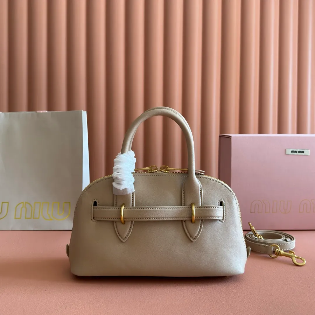 p1900💋💋💋【Original leather configuration counter packaging】Miu's new popular bowling bag, using top-grade retro vegetable soft sheepskin, retro frosted old metal accessories, this Aventure Nappa leather handbag is inspired by A Miu collection item, its structure has been adjusted to become lighter and rejuvenate with a new personality, creating a classic bag with timeless charm. The multi-element design gives this handbag a unique beauty and classic atmosphere. It has a detachable and adjustable leather shoulder strap. The canvas lining is equipped with zipper pockets and patch pockets. Dimensions: 28 X16.5 X 10 cm. Model 5bb169