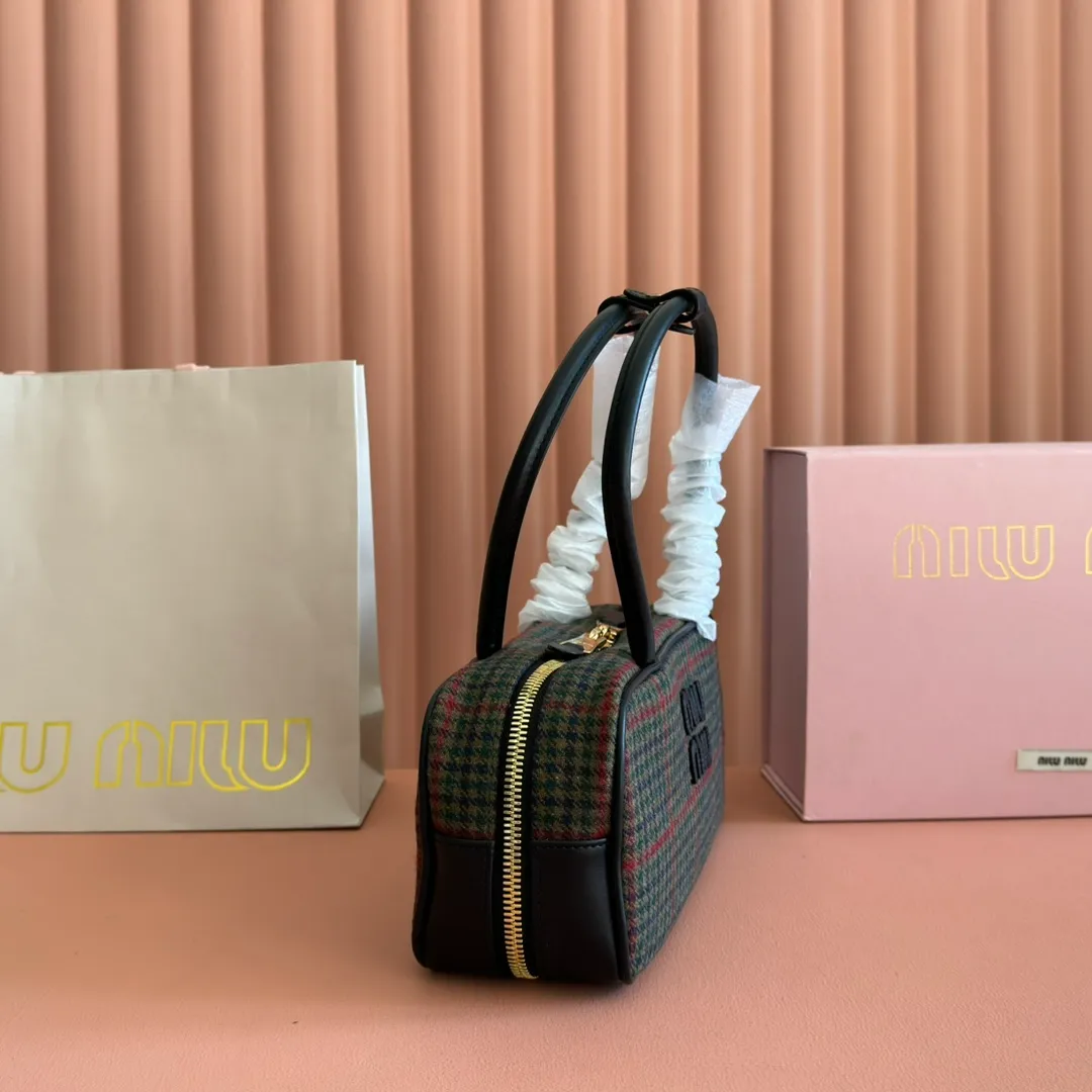 p1500💋💋💋"With full set of original factory counter packaging"💕💋 The M family's new canvas bowling ball is made of new Plover wool velvet and high-grade plain calfskin. The bold and innovative design perfectly interprets Miu's eclectic, free and inclusive attitude towards life. This bag is cool, with a refined multi-functional design that combines men's and women's elements. It is casual, lazy, natural and full of personality. It has a new canvas lining. It is not unreasonable that it is popular all over the Internet. All major fashion stars love to carry it. Model: 5bb173. Size: 28X12X9cm.