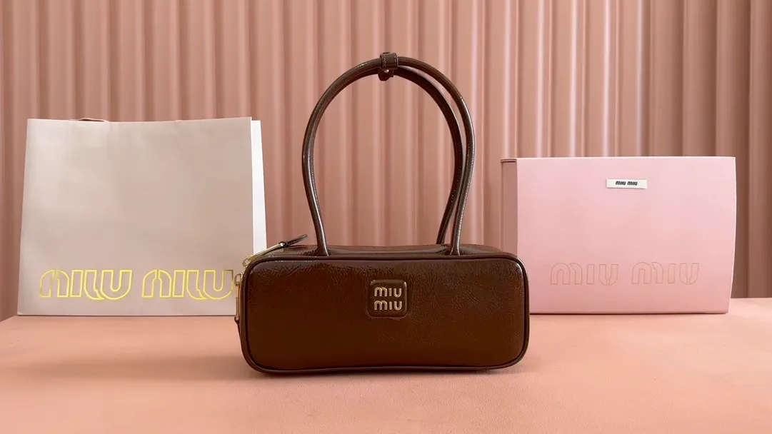 💋💋💋【New Product】Miu’s 👉 hot-selling Beau leather handbag has been shipped. Oil wax patent leather/original leather is shipped! 🐴Model: 5BB172