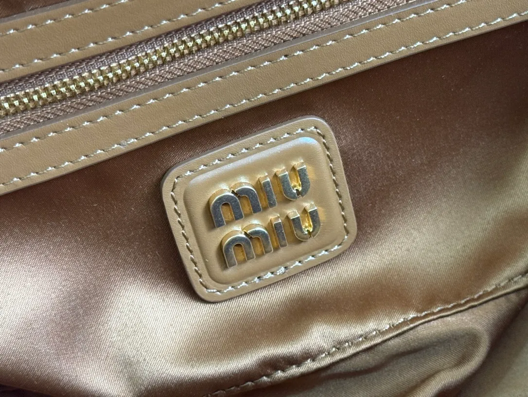 💋💋💋p1720【Premium hardware original leather】Arcadie cow leather medium (27cm) bowling handbag/crossbody bag ~ cognac color cowhide This Arcadic handbag demonstrates the unique concept that fashion is a tool that translates the reflection of reality into material form. The letter logo that complements the finish of the metal hardware accessories is exquisitely crafted and demonstrates a highly recognizable classic style. Dynamic and elegant lines with adjustable and detachable shoulder straps present a practical and versatile design with modern charm. ～Detachable and adjustable shoulder strap ～Zipper closure ～Painted metal letter logo on the front ～Lined with zippered pocket ～Comes with foot studs Size: W27×H12×D9cm No.: 5BB148 Cognac