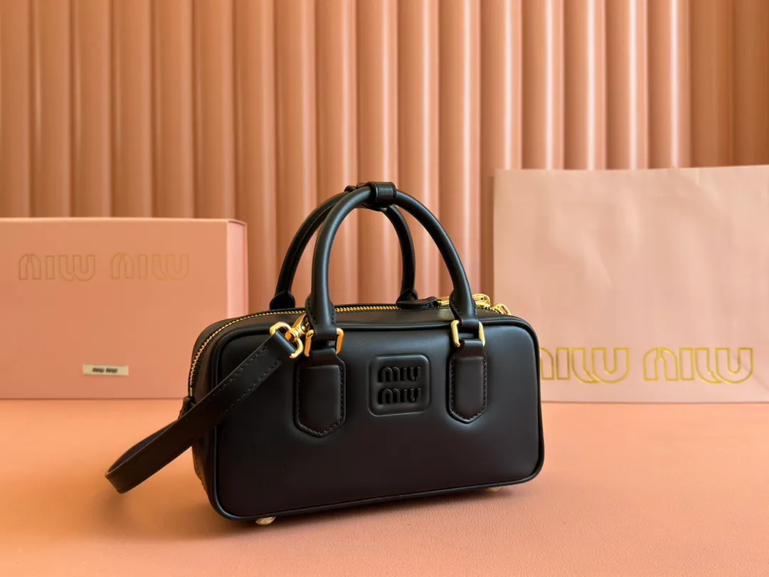 p1640💋💋💋【Full set of packaging at the counter】MIU MIU Miu Miu Caramel Bowling Upper Body Effect! Miu Miu Women's Arcadia Cowhide Handbag Crossbody Bag👝Lightly padded design makes the handbag look fuller, showing a cosmopolitan style. The letter logo, which echoes the finish of the metal hardware, straddles the line between function and decoration, giving this handbag a unique aesthetic and classic feel. Size: 22✖️10.5✖️7.5cm Style number: 5bb142g color