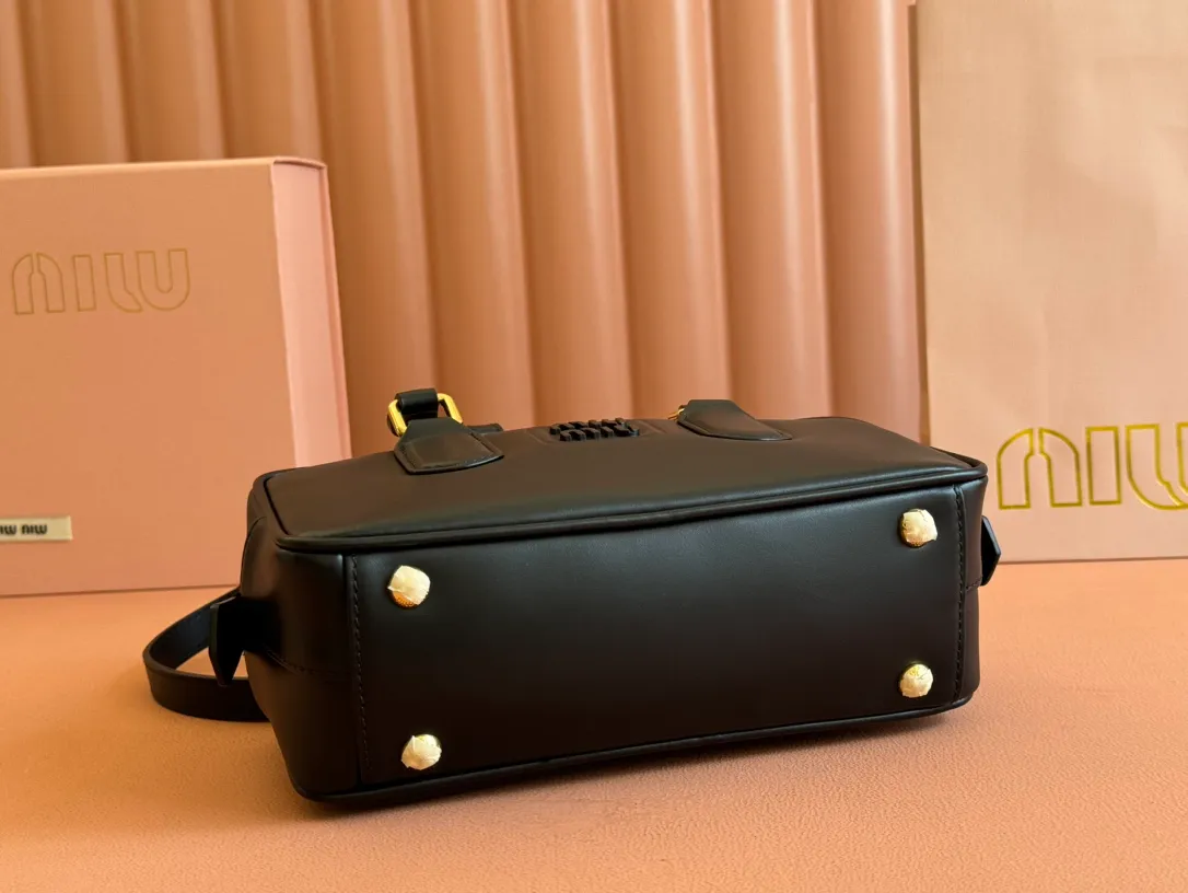 p1640💋💋💋【Full set of packaging at the counter】MIU MIU Miu Miu Caramel Bowling Upper Body Effect! Miu Miu Women's Arcadia Cowhide Handbag Crossbody Bag👝Lightly padded design makes the handbag look fuller, showing a cosmopolitan style. The letter logo, which echoes the finish of the metal hardware, straddles the line between function and decoration, giving this handbag a unique aesthetic and classic feel. Size: 22✖️10.5✖️7.5cm Style number: 5bb142g color